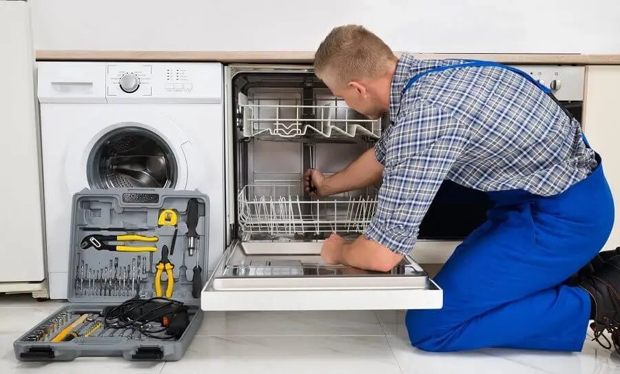 Konak Lambert servisi teknisyen ekibi beyaz eşya tamiri yaparken